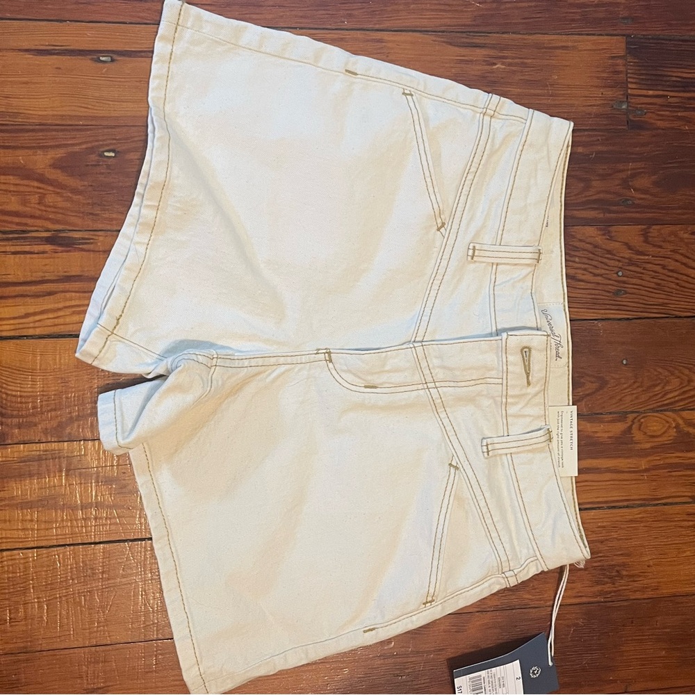 Universal Thread Women's Cream Midi Shorts Vintage Stretch size 2